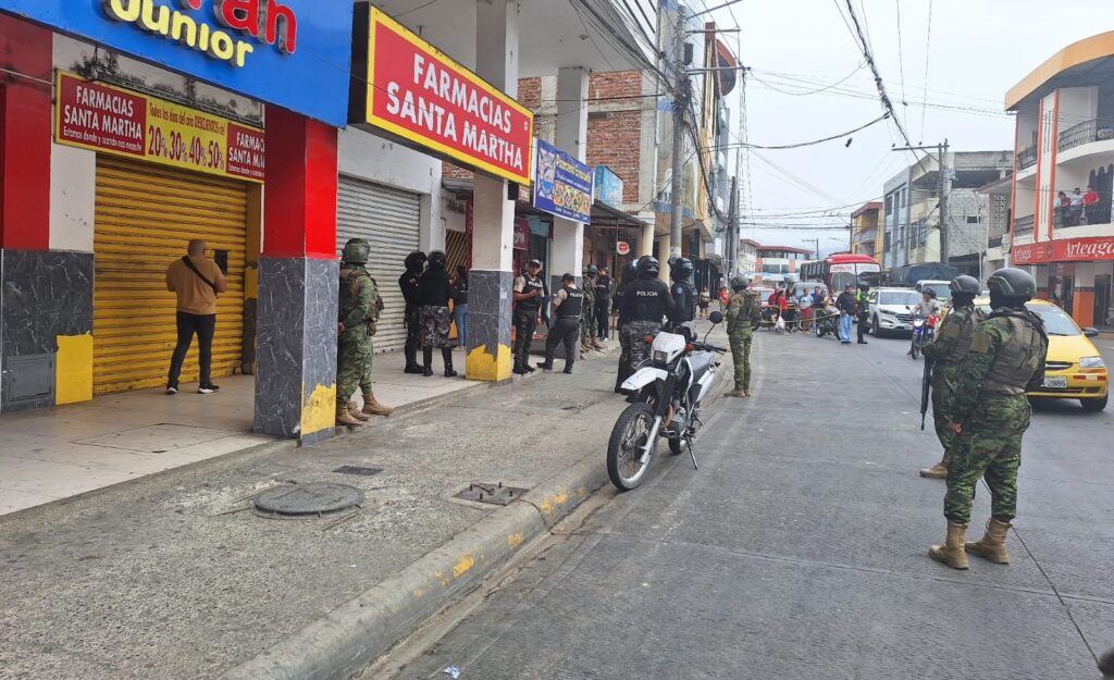 Policías y militares llegaron al lugar para acordonar la zona y realizar el levantamiento de indicios.
