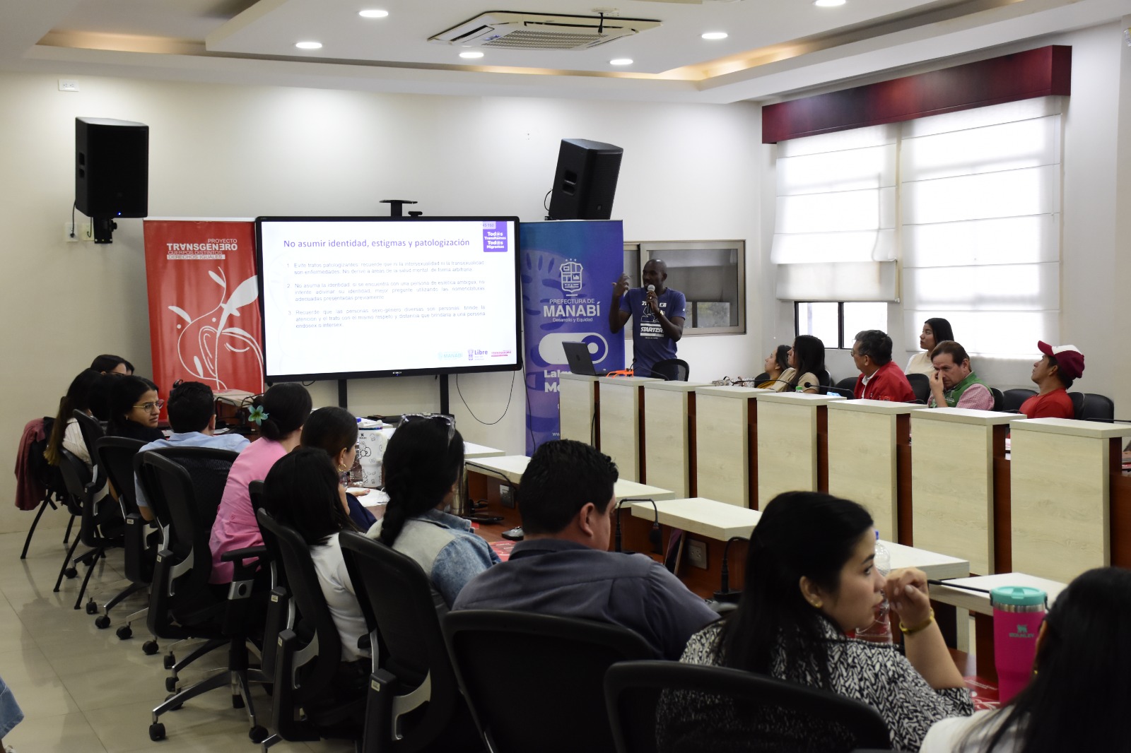 Prefectura de Manabí impulsa talleres para mejorar atención médica a población trans