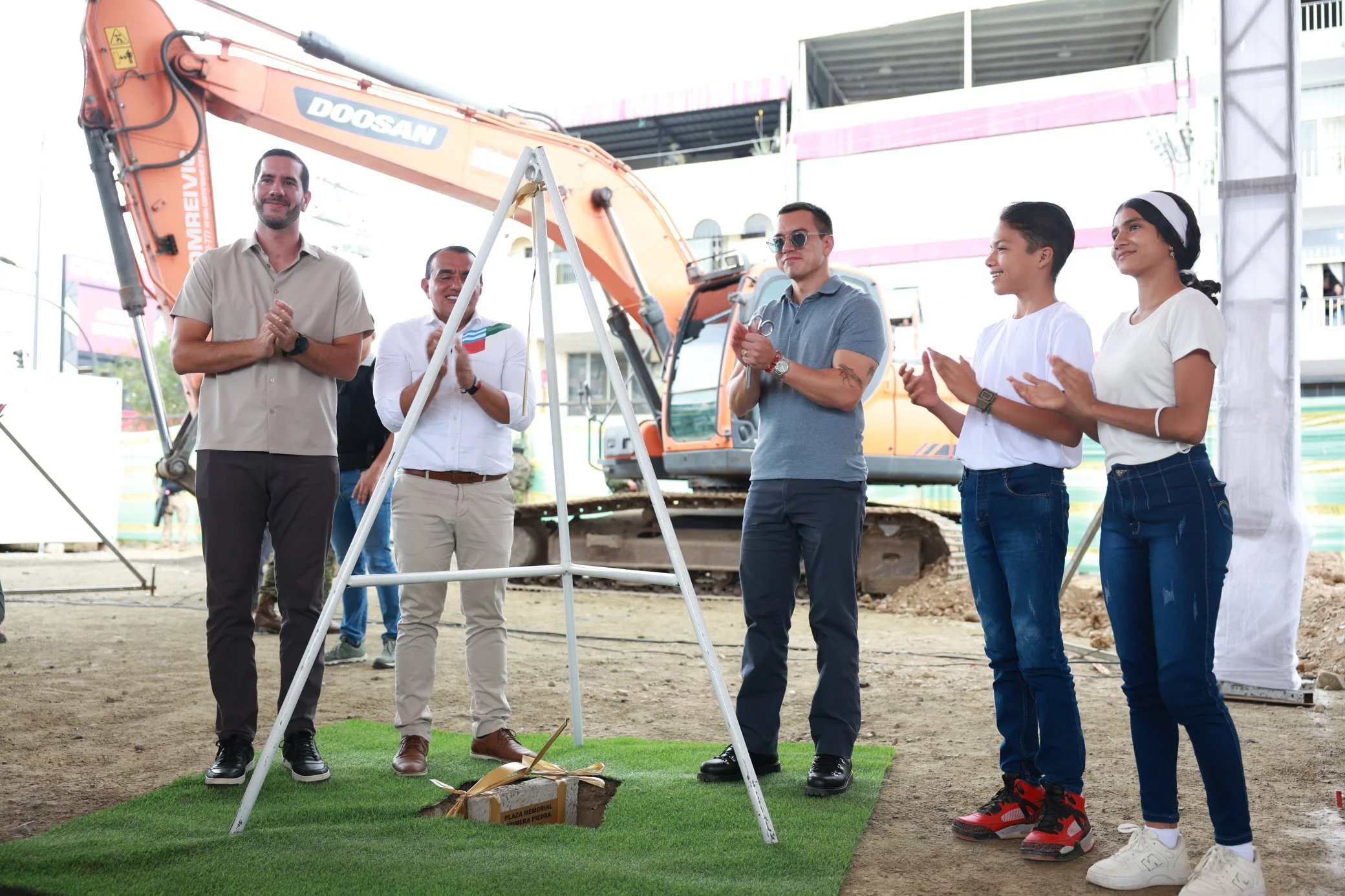 Presidente Noboa inaugura la Plaza Memorial San Gregorio: una obra que esperó nueve años