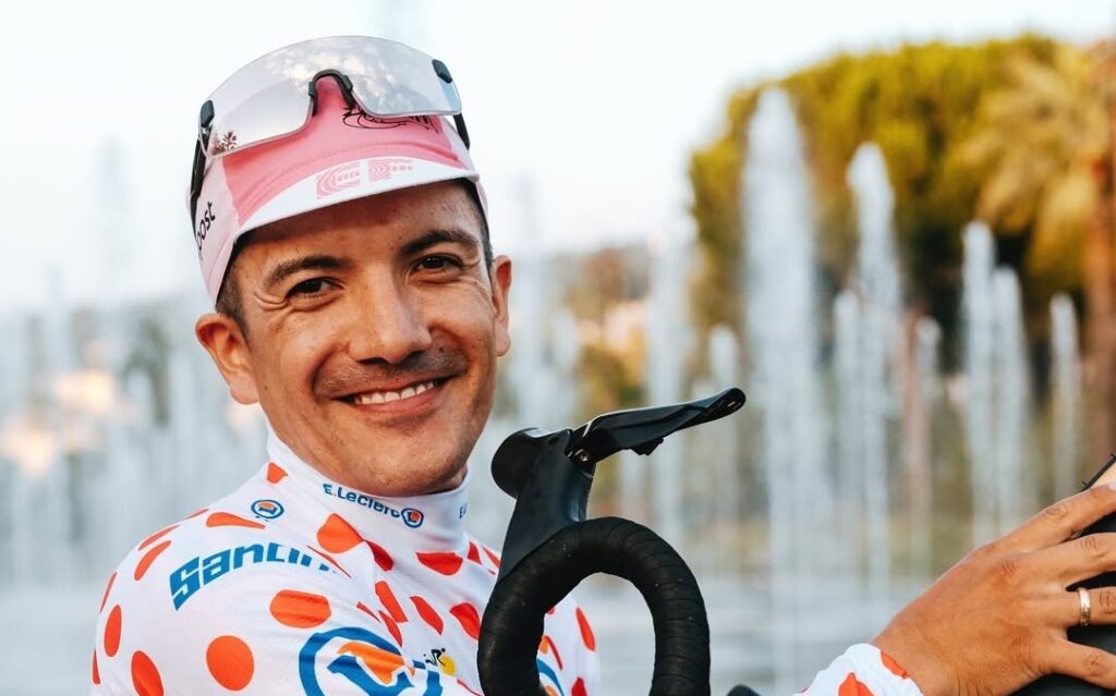 Richard Carapaz buscará la gloria en el Mundial de Ciclismo 2025 en Ruanda.