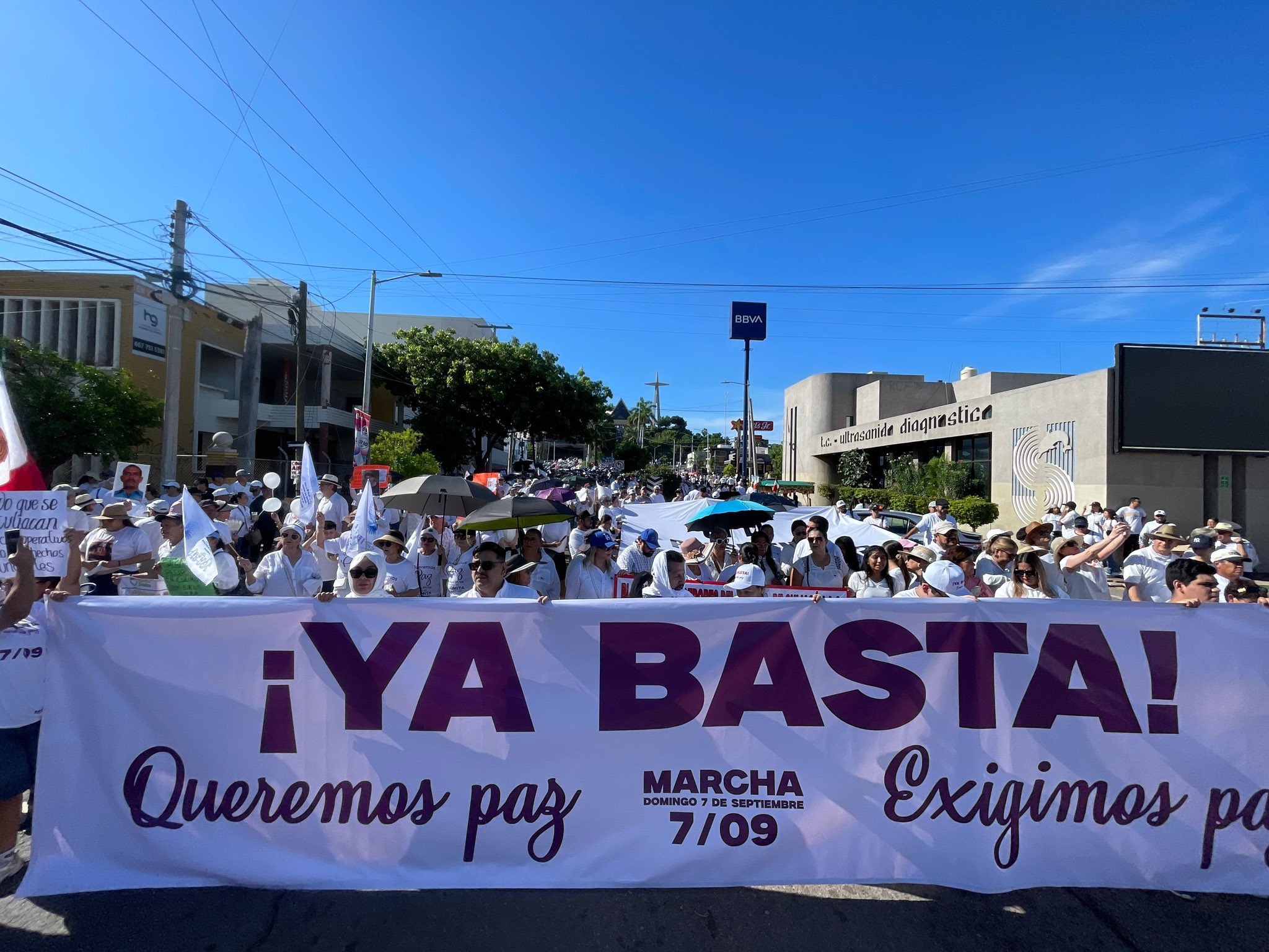 Más de 50 mil ciudadanos marcharon en Culiacán, Sinaloa, exigiendo un alto a la ola de #violencia que azota este estado mexicano.