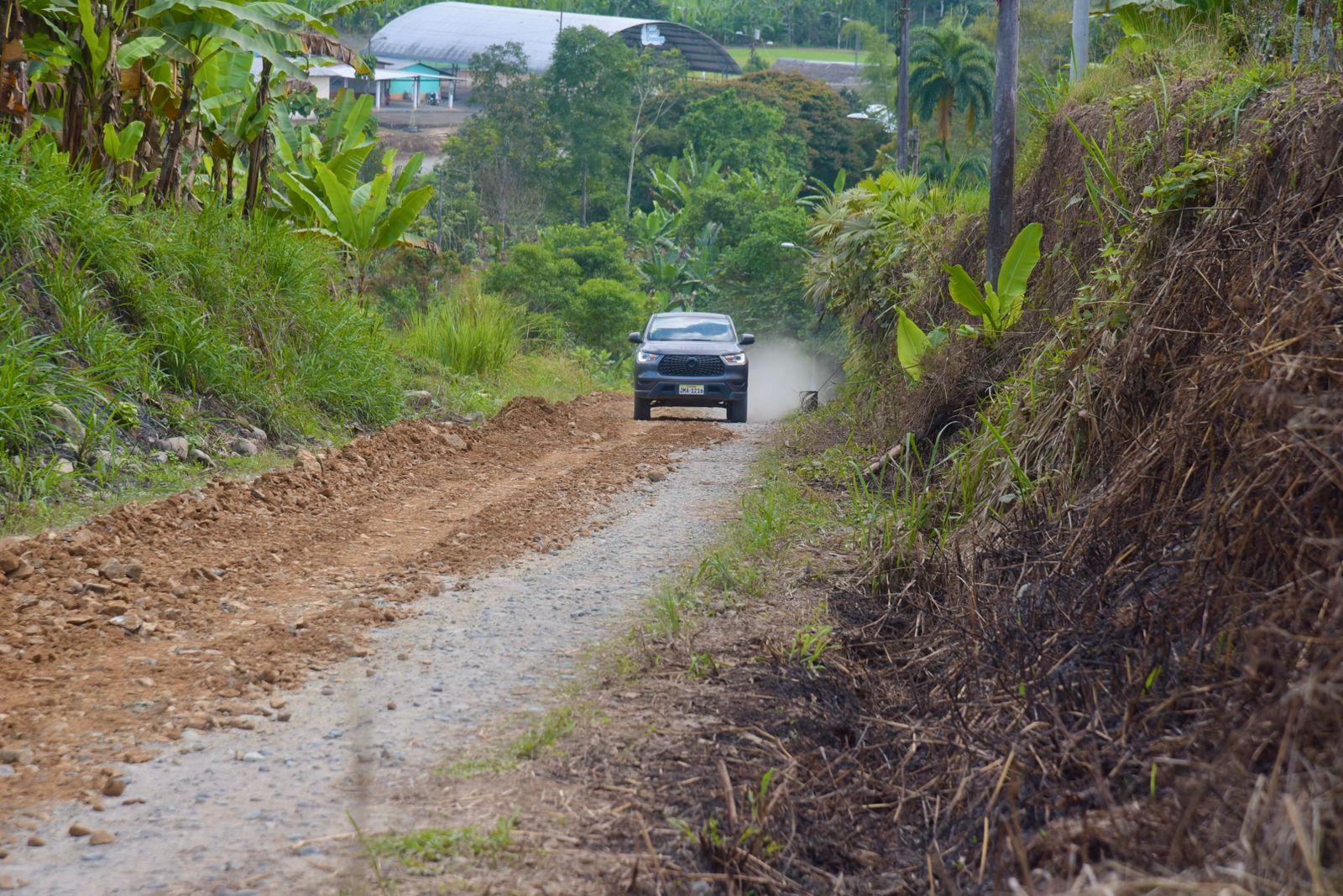 Santo Domingo Inicia mantenimiento de 13 km de vía en comunidad Tsáchila