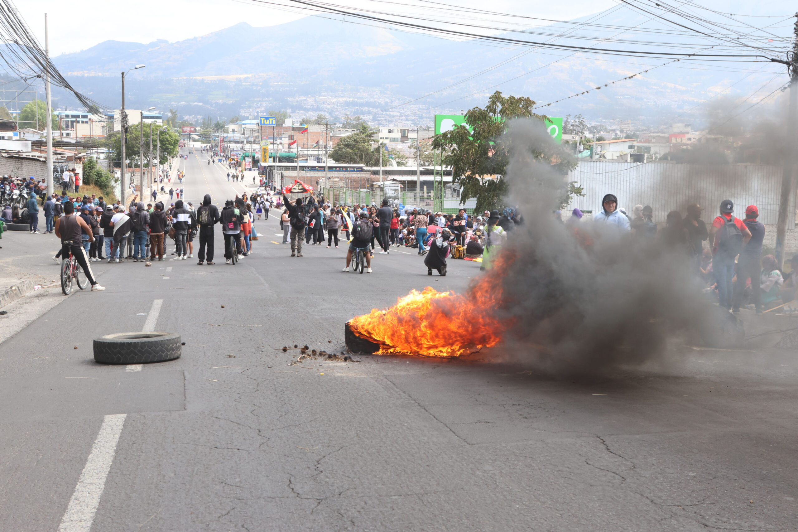 Se cumplen ocho días del paro nacional y varias vías permanecen cerradas en Ecuador
