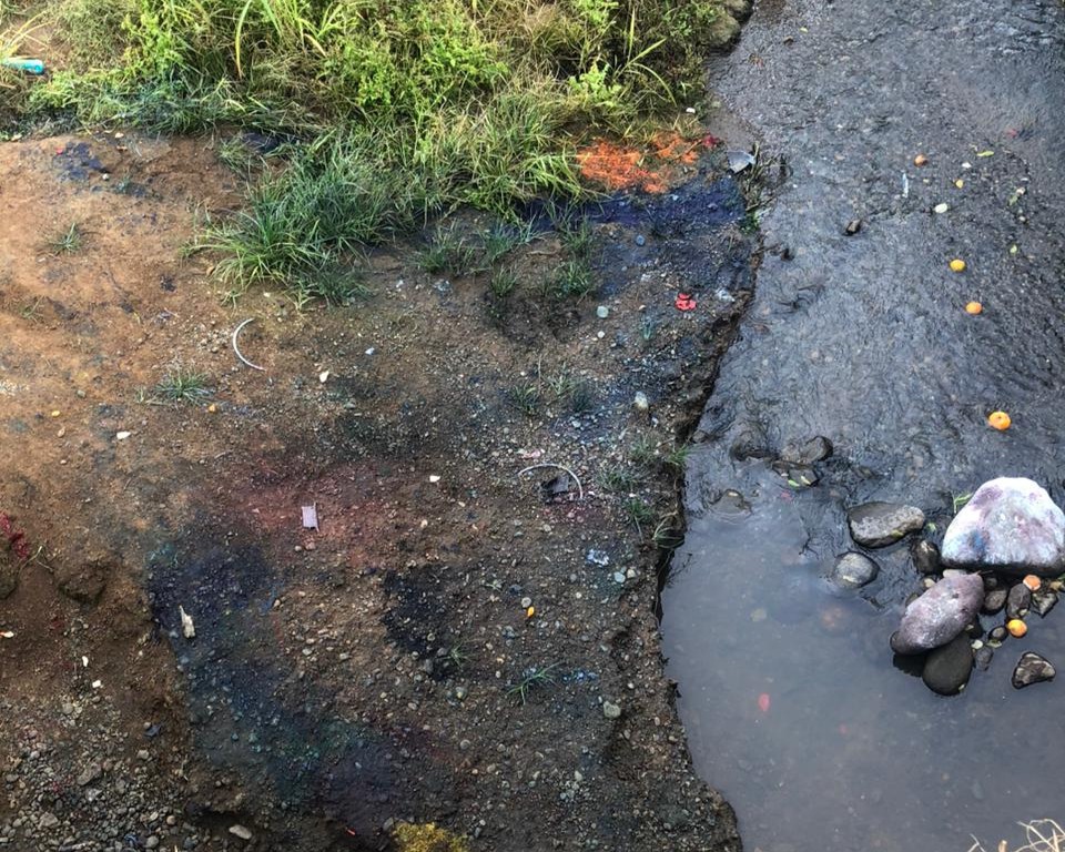 Según los testimonios, el agua que utilizan a diario para bañarse, lavar ropa y otros usos domésticos, está siendo contaminada con grasas y material de pintura.