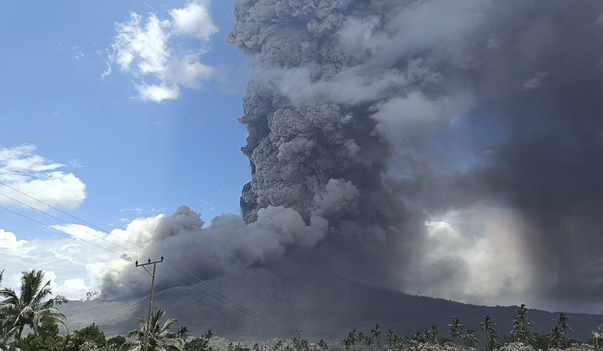 Autoridades indonesias confirman nueva erupción del volcán Lewotobi y emiten alerta máxima