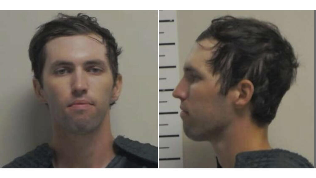 Foto de frente y de perfil de Tyler Robinson acusado del tiroteo donde mató al activista conservador Charlie Kirk.