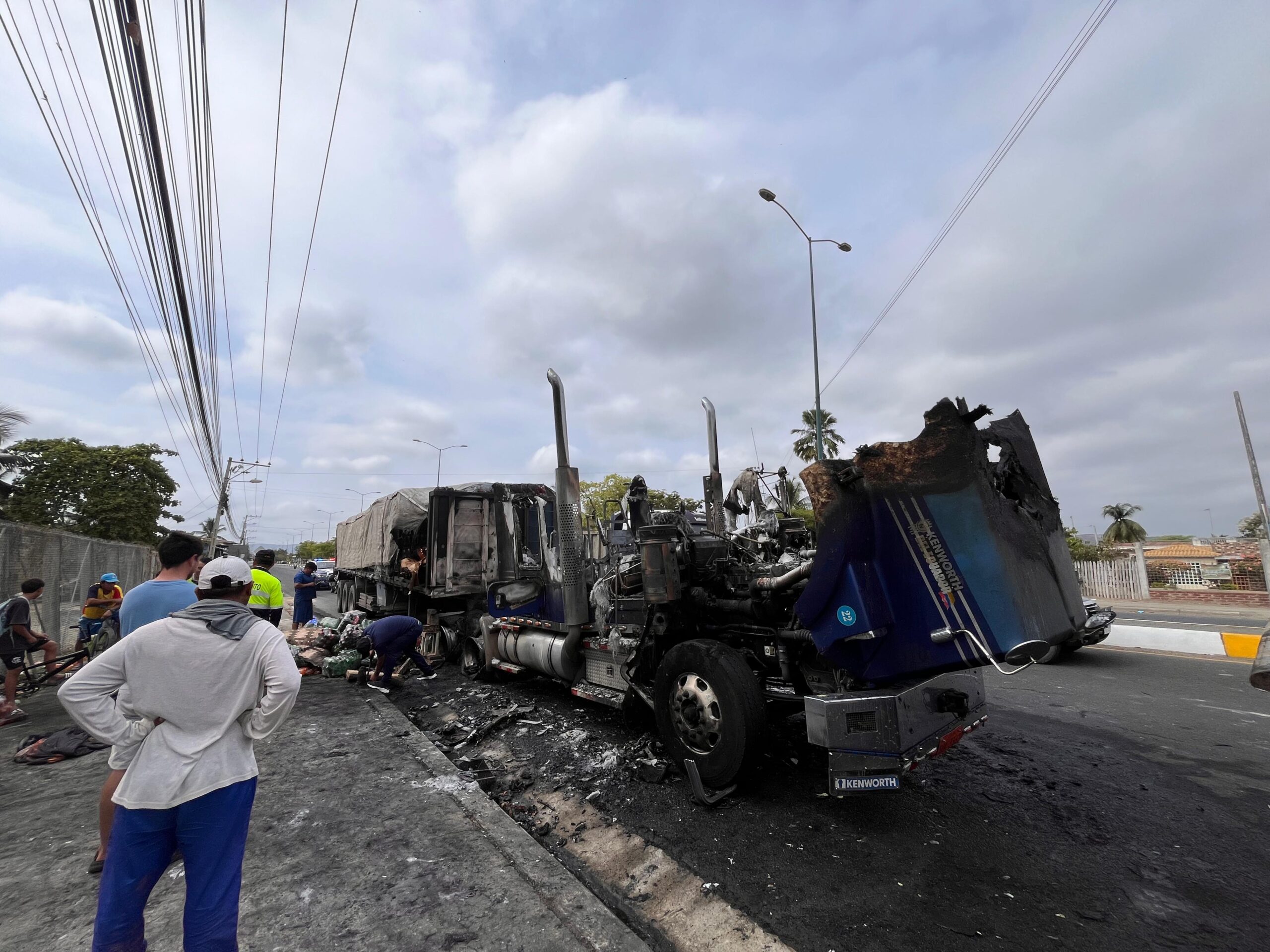 Un camión cargado de bebidas gaseosas se incendia en la vía Crucita-Portoviejo