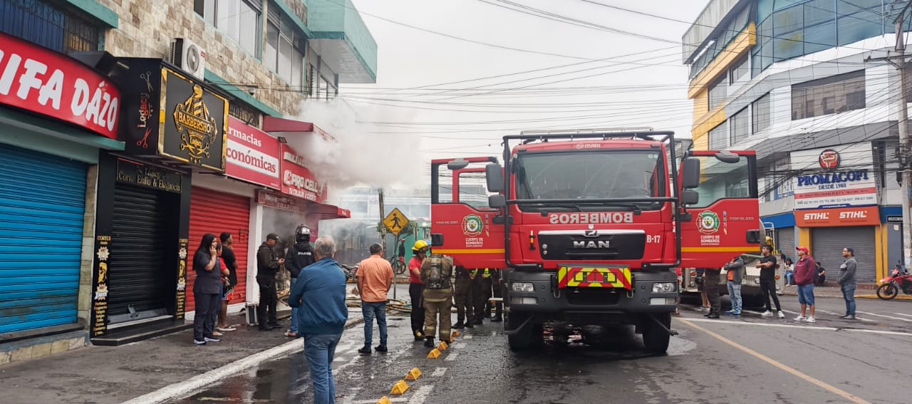 Un cortocircuito habría provocado incendio en tienda de celulares en Santo Domingo