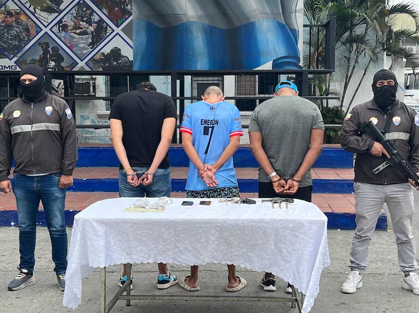 Un grupo de sujetos armados perpetró un violento asalto una gasolinera en la isla Trinitaria, sur de Guayaquil, de donde robaron 20 mil dólares.