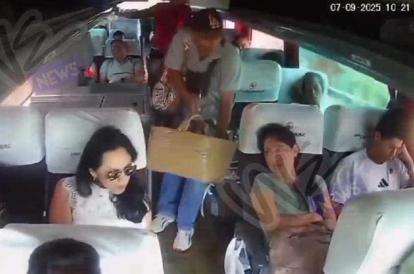Un vendedor ambulante robó el celular de una pasajera que dormía en un bus interprovincial en la provincia del Guayas.