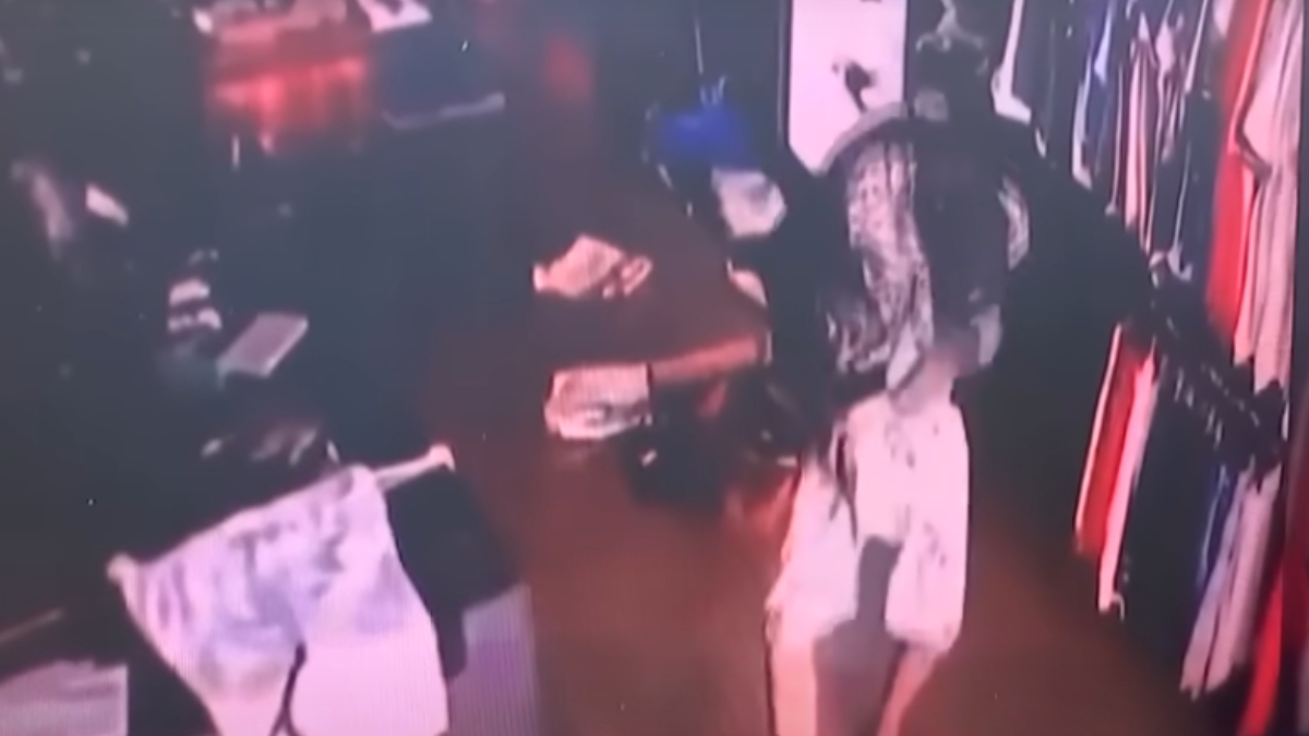 Video Un delincuente se disparó en los testículos cuando pretendía guardar el arma con la que ingresó para asaltar en un negocio, en Argentina. (Cortesía)