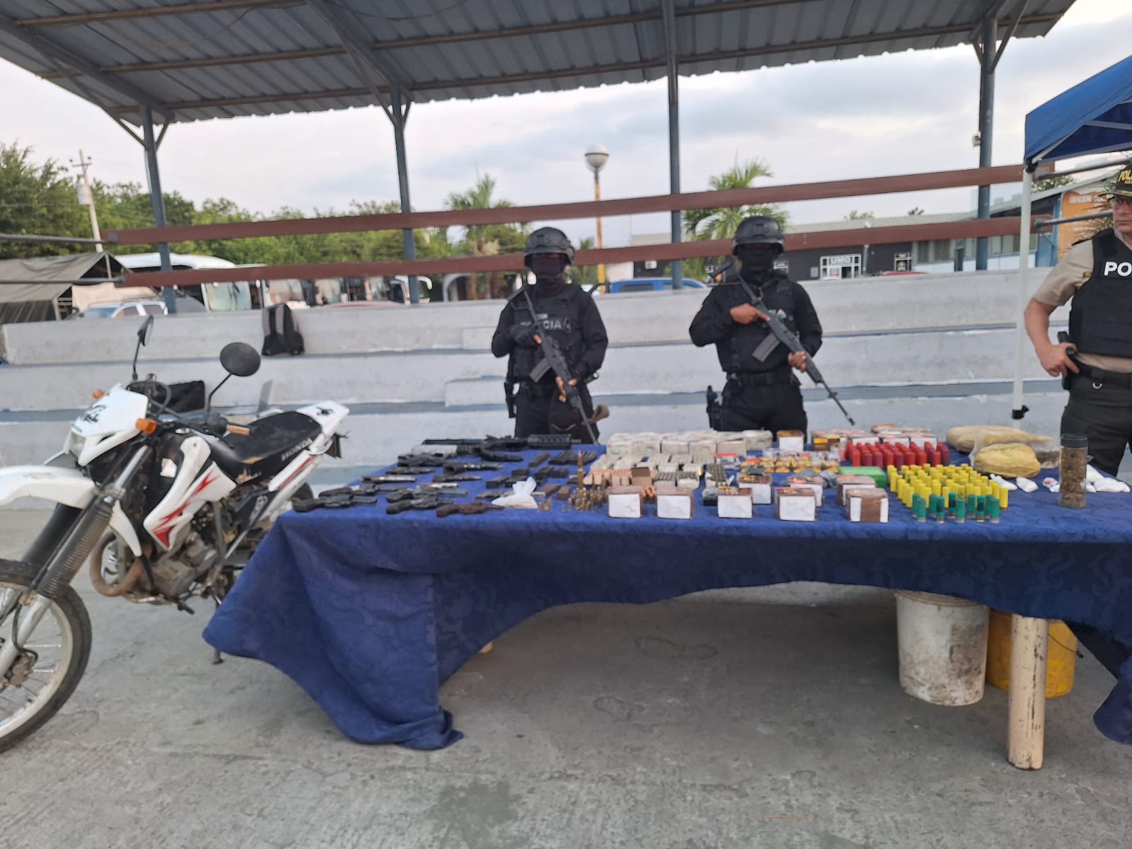 Desmantelan centro de acopio de armas y drogas en Santa Ana, Manabí