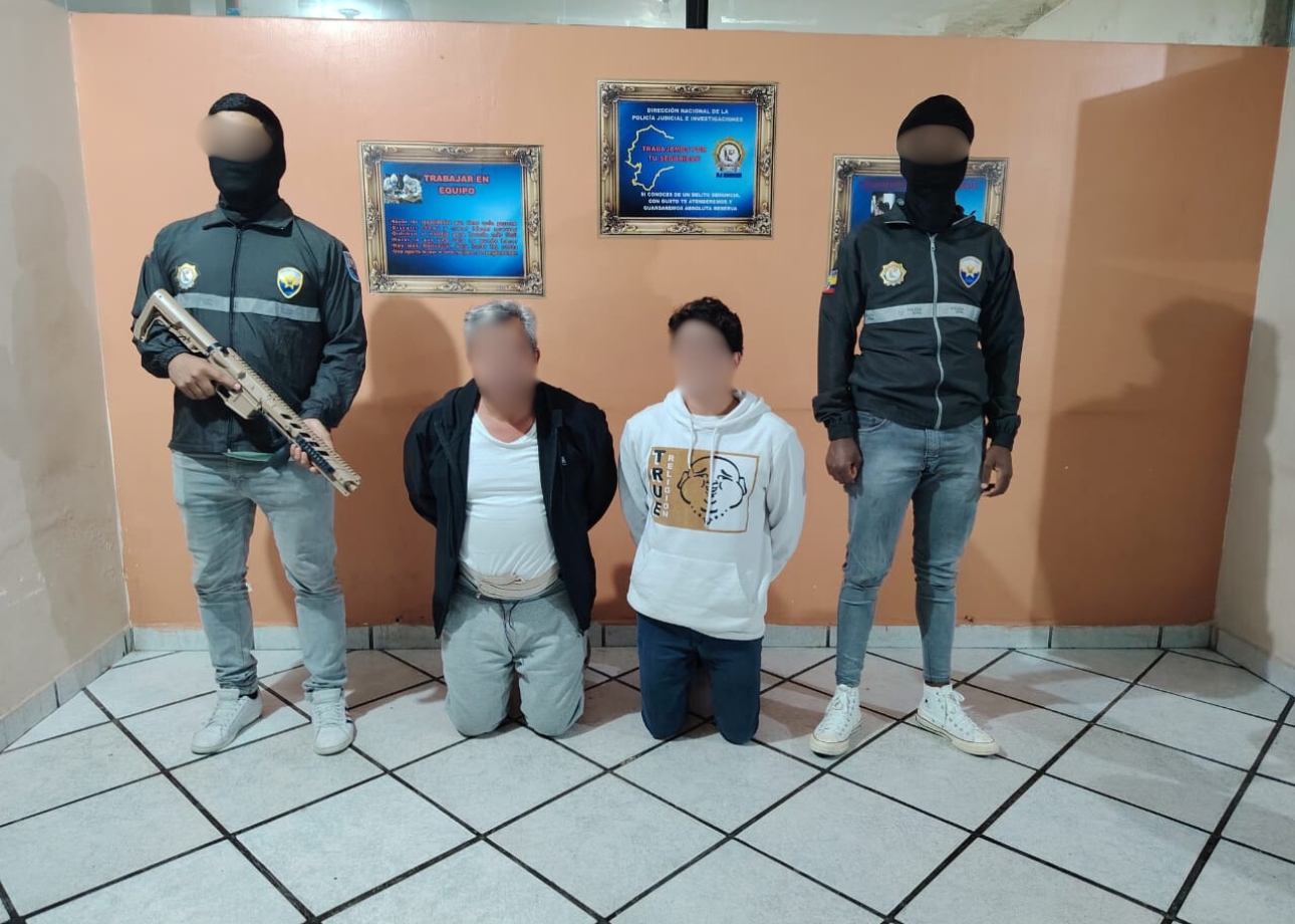 ¡Cae dupla delictiva! hallan arma y documentos falsos en el cantón Sucre