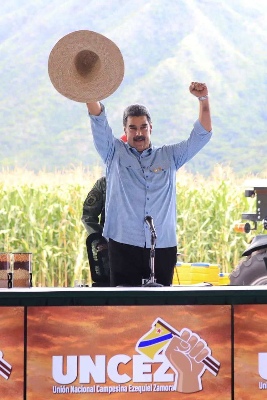 Maduro llama a campesinos prepararse para tomar las armas