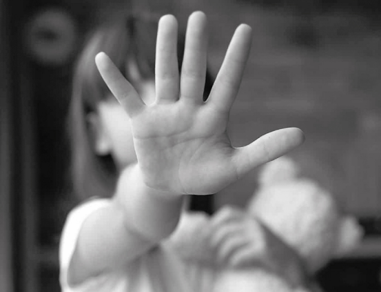 La madre de la menor que sufría de abuso también recibió una sentencia por complicidad