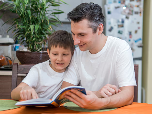 Esta es la edad recomendada para iniciar la lectura con niños, según expertos
