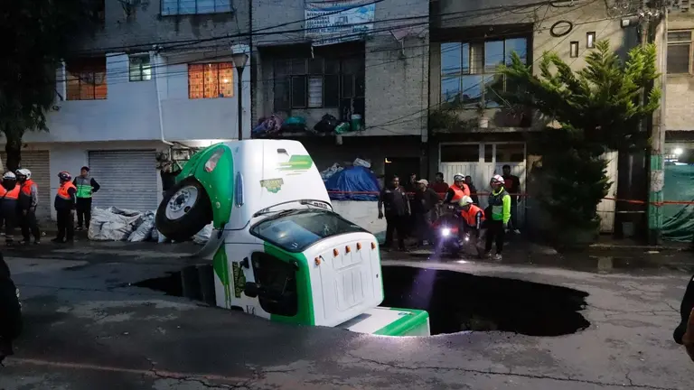 Socavón en Iztapalapa sorprende a vecinos: evacuados, camión hundido y calles cerradas