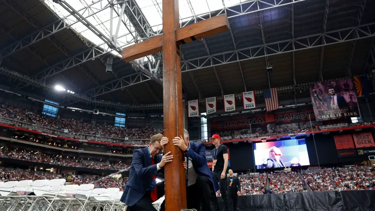Donald Trump asistió al funeral de Charlie Kirk en Arizona bajo fuerte vigilancia federal