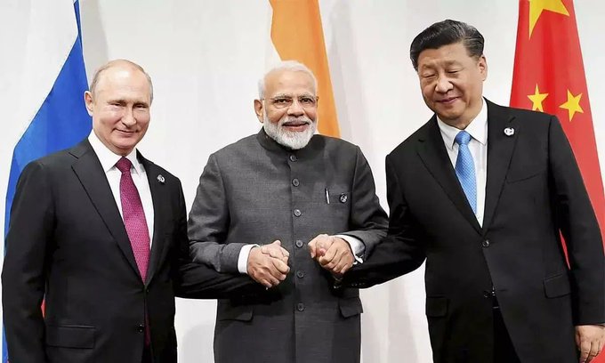 Xi Jinping, Narendra Modi y Vladimir Putin. China, India y Rusia representan el 36% del total de la población mundial y el 32% del PBI global. Vladimir Putin, Narendra Modi y Xi Jinping, líderes de Rusia, India y China, representan el 36% de la población mundial y el 32% del PIB global.