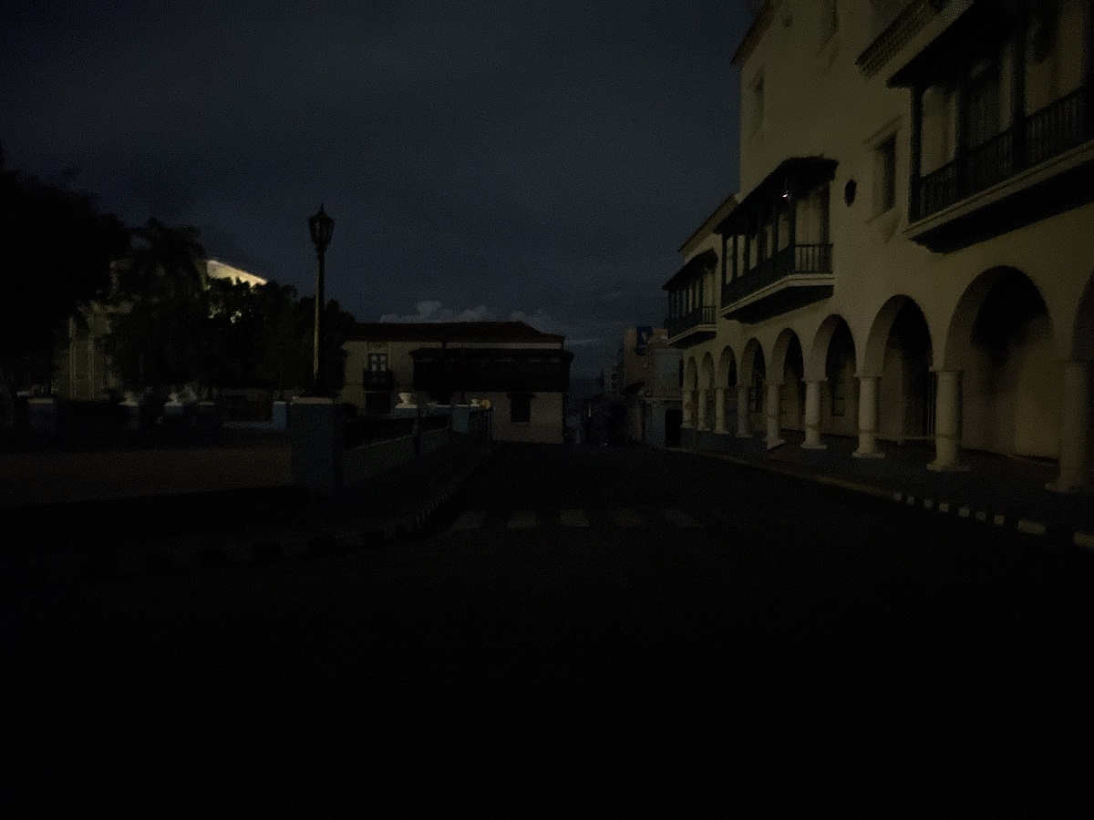 Falla en línea de alta tensión deja sin electricidad a la región oriental de Cuba