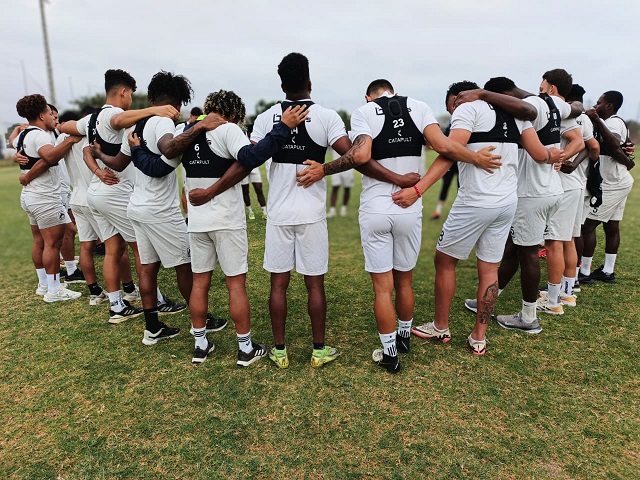 Jugadores de Delfín SC previo a un entrenamiento.