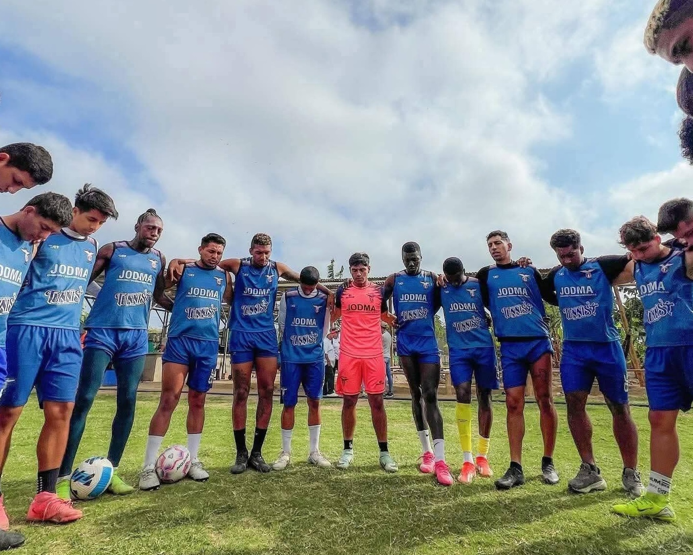 Jugadores de Exapromo Costa FC durante un entrenamiento.