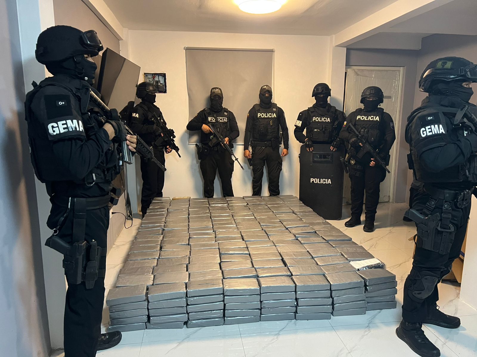 Policía desmantela red internacional de narcotráfico con allanamientos en Manta y otras ciudades del país.
