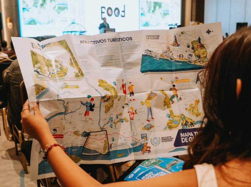 El mapa interactivo propone recorridos dinámicos por lugares icónicos como el Malecón Simón Bolívar, Puerto Santa Ana y el Barrio Las Peñas.