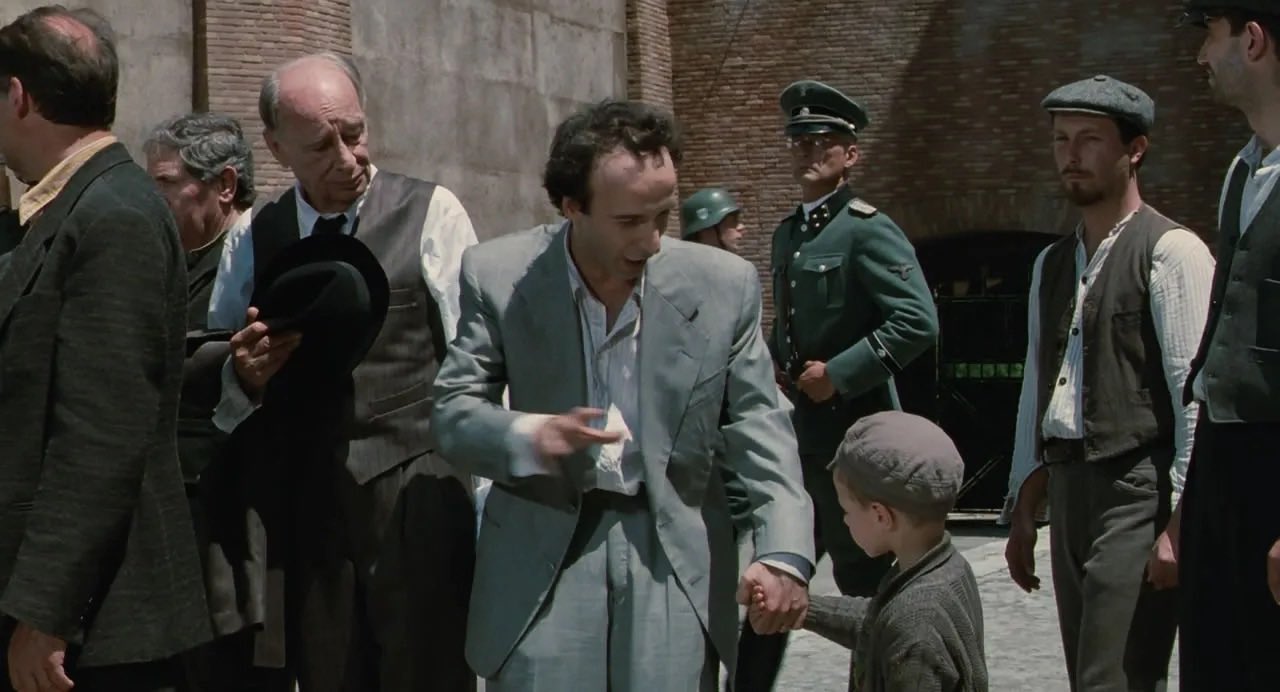 En Estados Unidos, la promoción de la película costó 15 millones de dólares, más del doble de los 6 millones que costó producirla. Muchos consideraban que combinar el Holocausto con humor era un riesgo comercial suicida.