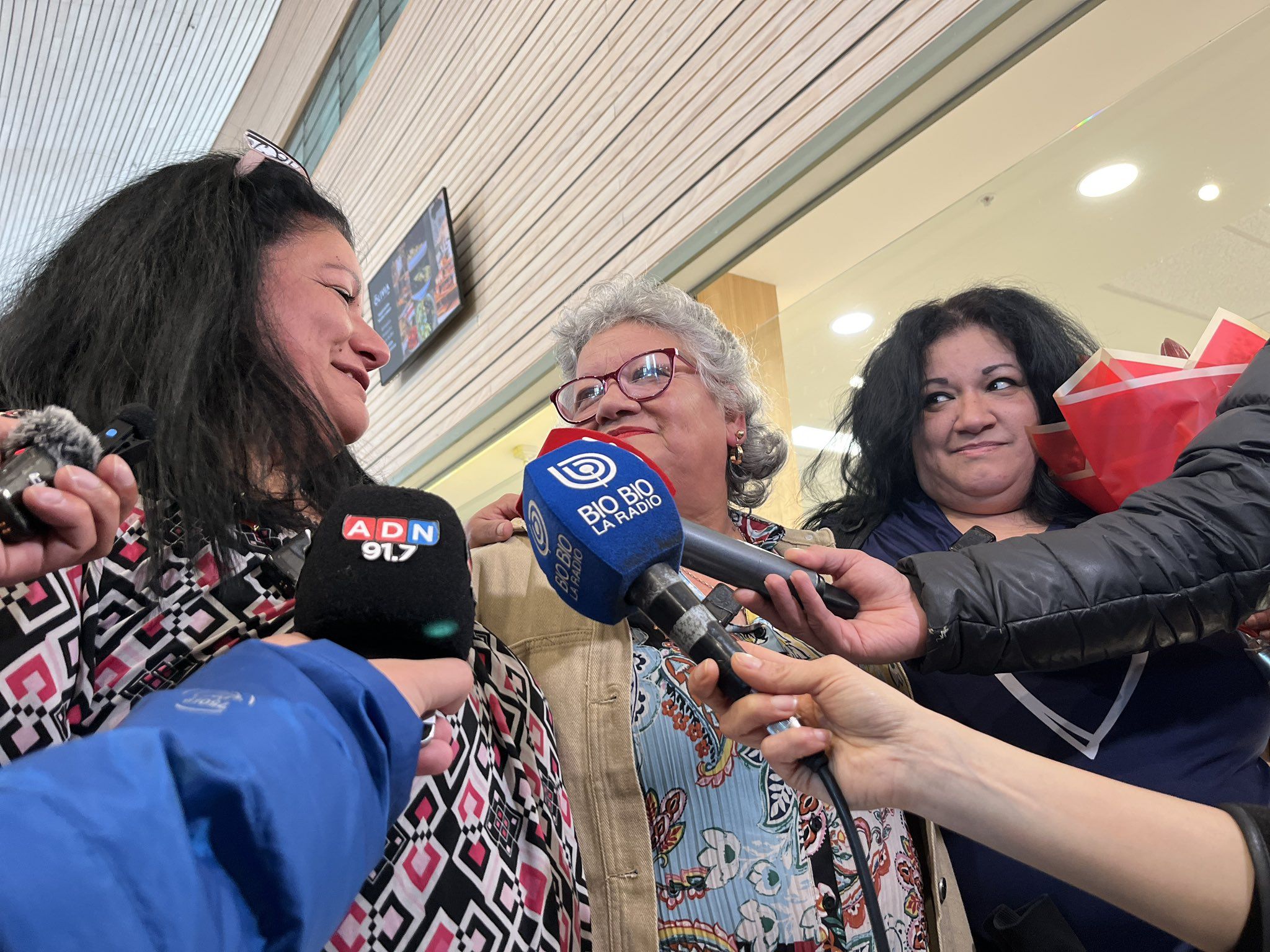 “Mamá siempre las buscó”: el emotivo reencuentro de gemelas robadas con su madre en Chile