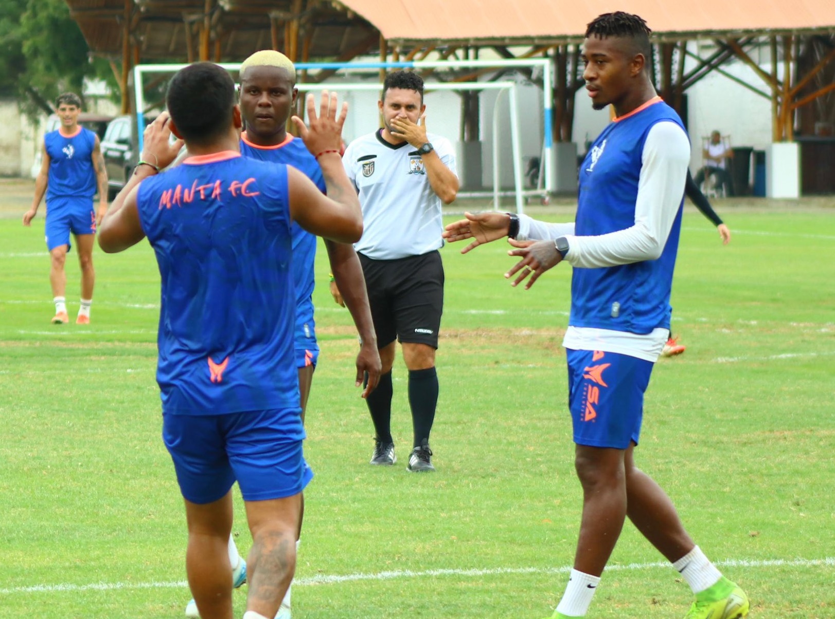 Acción del partido entre el Manta FC y ExaPromo Costa FC.