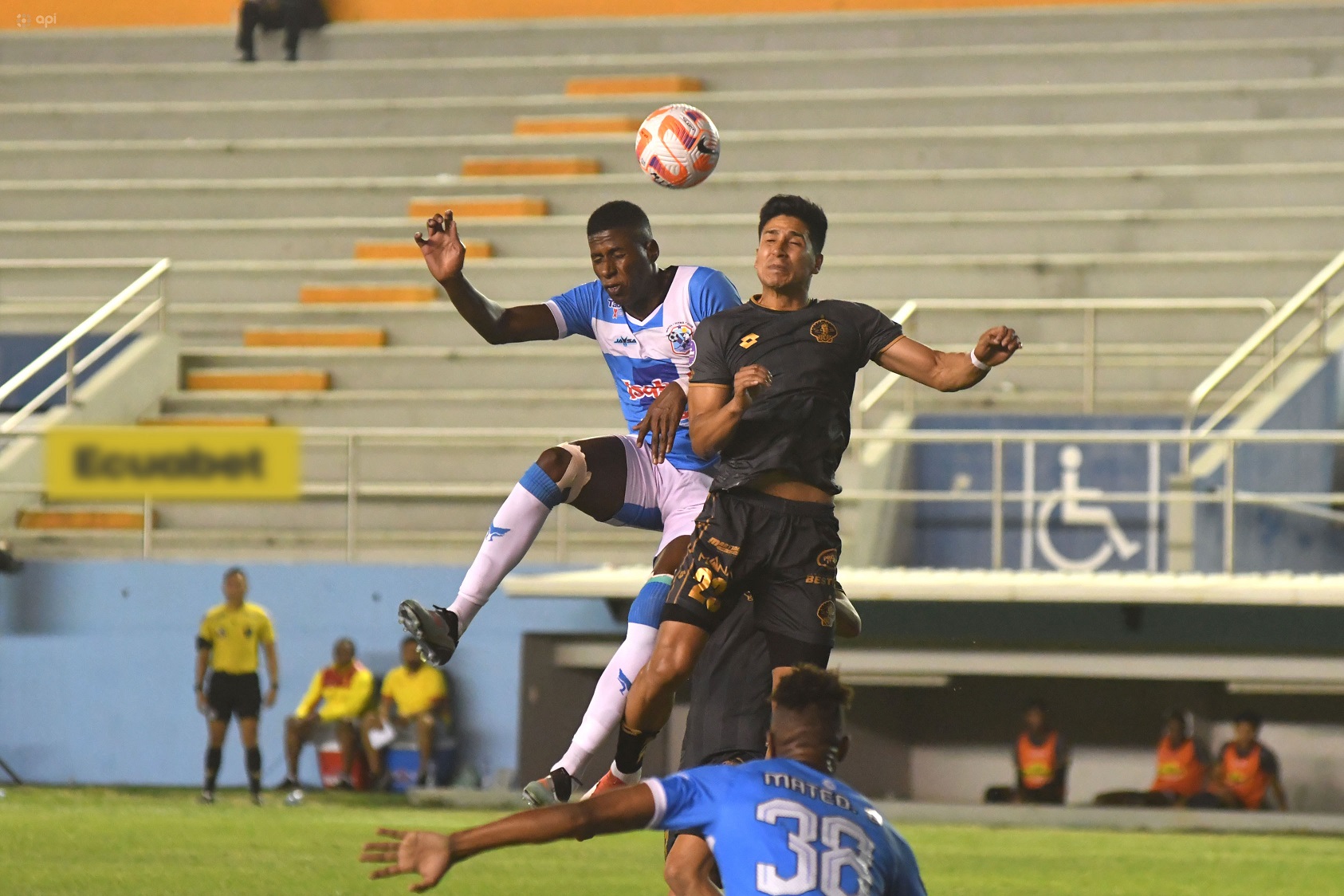 Acción del partido donde el Manta empató con Aucas la noche del lunes.