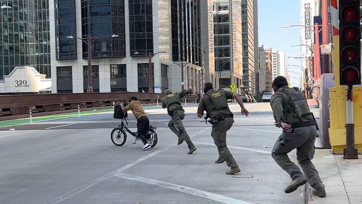 Inmigrante evade arresto en bicicleta durante redada del ICE en Chicago