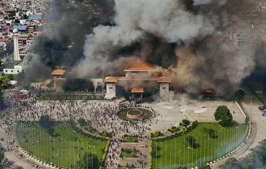 Nepal arde: protestas por bloqueo de redes fuerzan salida del primer ministro Sharma Oli