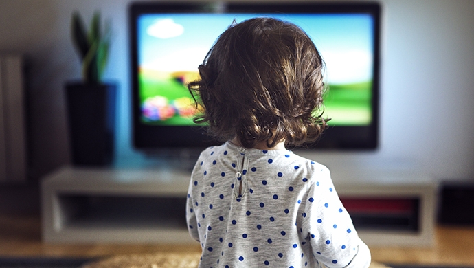 ¿Tu hijo pasa mucho tiempo frente a una pantalla? Esto dicen los expertos sobre TV, celulares y tabletas