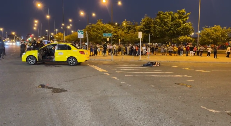 Sicarios interceptan un taxi y matan a un pasajero frente al parque Zoila Ugarte
