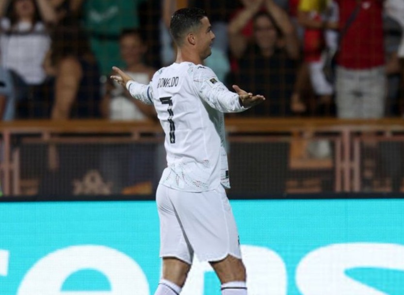 Cristiano Ronaldo, festeja uno de los dos goles que anotó.v