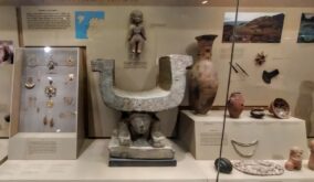 Las Sillas Manteñas son esculturas de piedra, talladas en una sola pieza, que representaban el estatus y el poder de las élites de la Cultura Manteña.