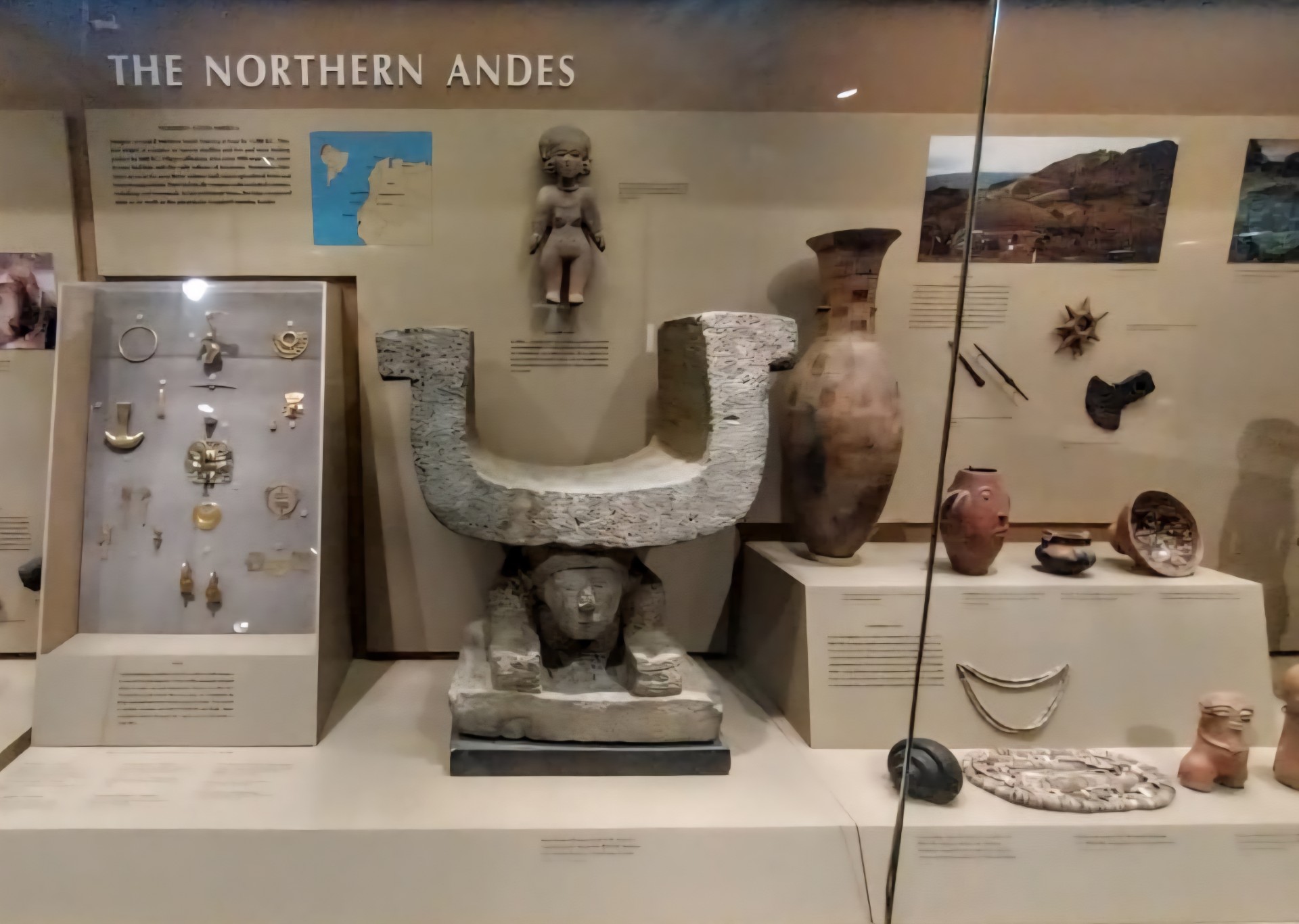 Las Sillas Manteñas son esculturas de piedra, talladas en una sola pieza, que representaban el estatus y el poder de las élites de la Cultura Manteña.