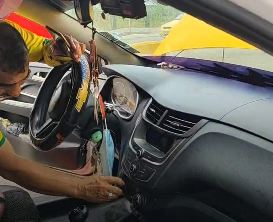 Taxista inició su jornada como cualquier día, pero una culebra en su taxi lo dejó sin aliento