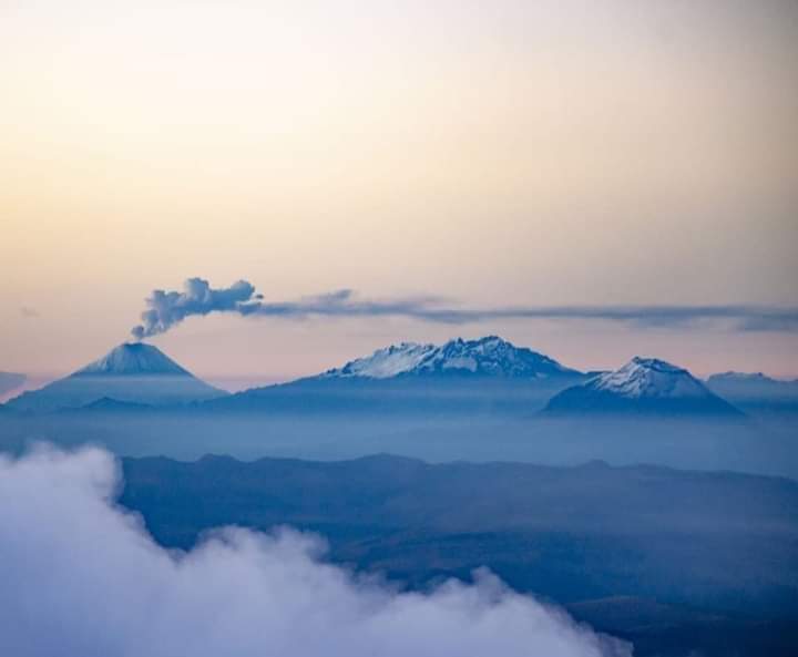 El Sangay y su infaltable fumarola, el Altar y el Tungurahua, tres volcanes de los Andes del Ecuador