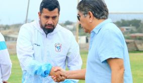Javier Carvajal, entrenador del Manta FC junto a Jaime Estrada.