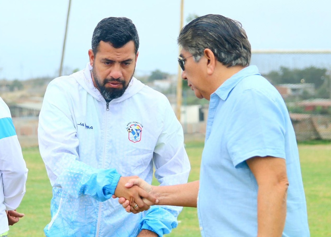 Javier Carvajal, entrenador del Manta FC junto a Jaime Estrada.
