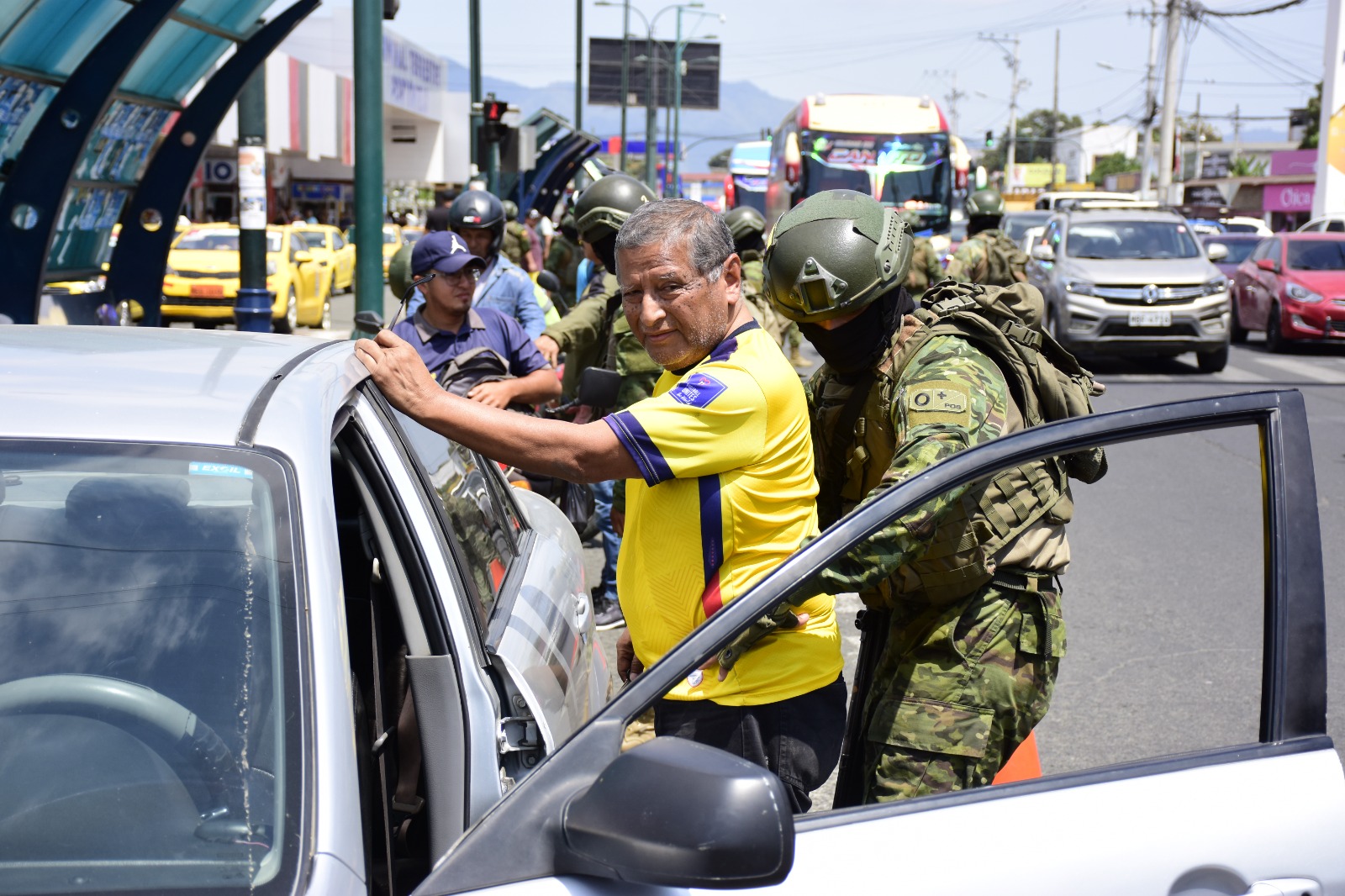 ¡Militares en acción! Portoviejo bajo control para frenar armas y explosivos