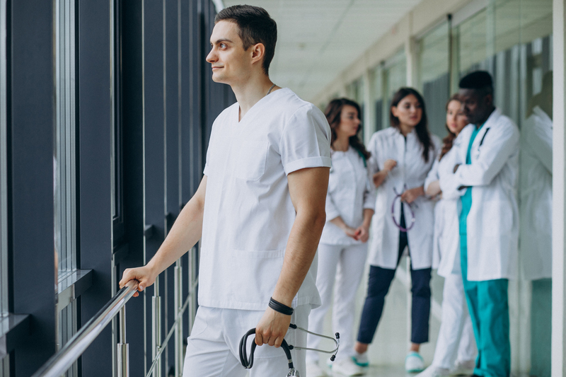 ¿Qué incluye la nueva compensación para médicos y enfermeros residentes en Ecuador?