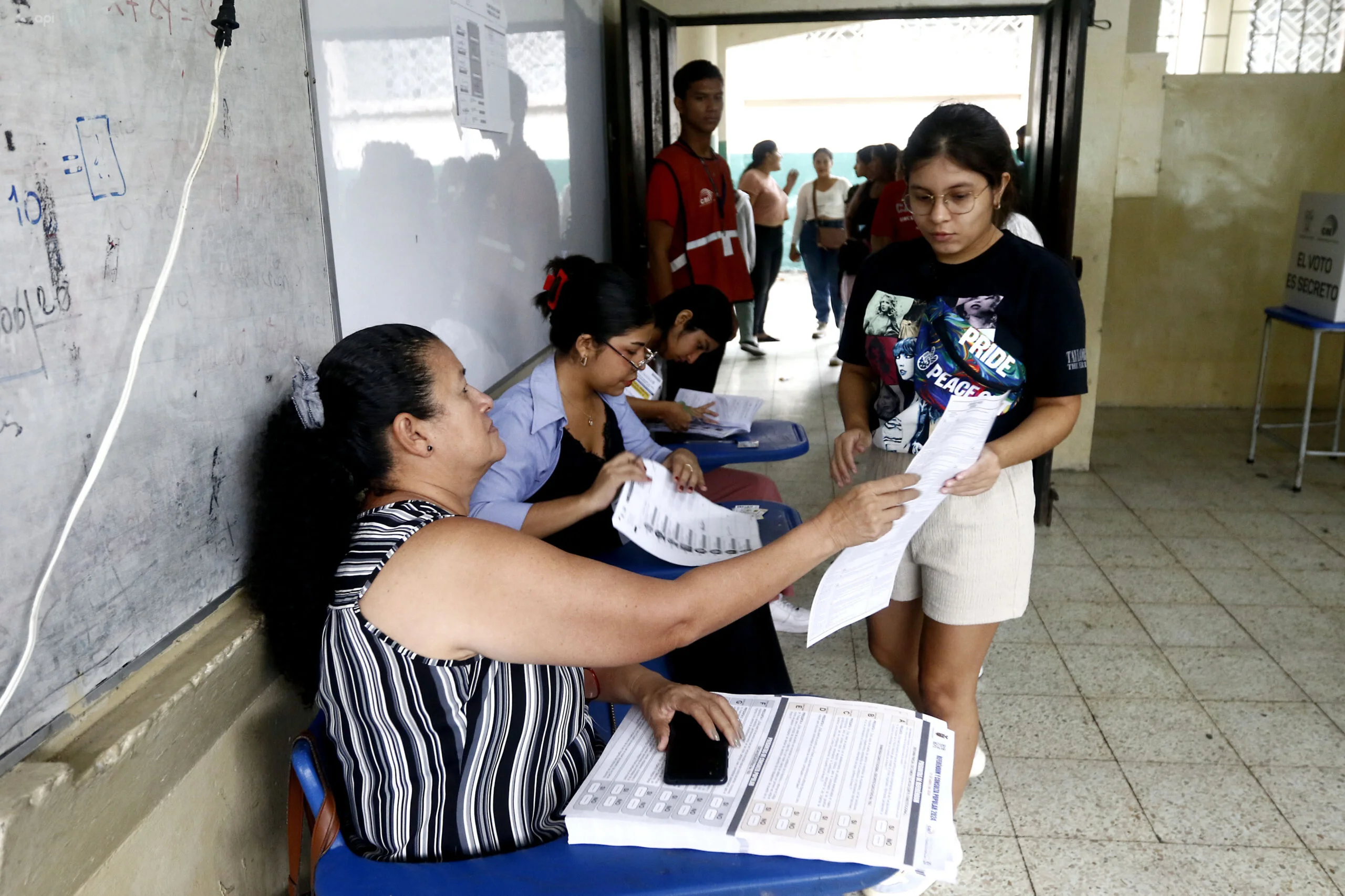 CNE presenta nuevo diseño de papeleta para la consulta popular y referéndum de noviembre