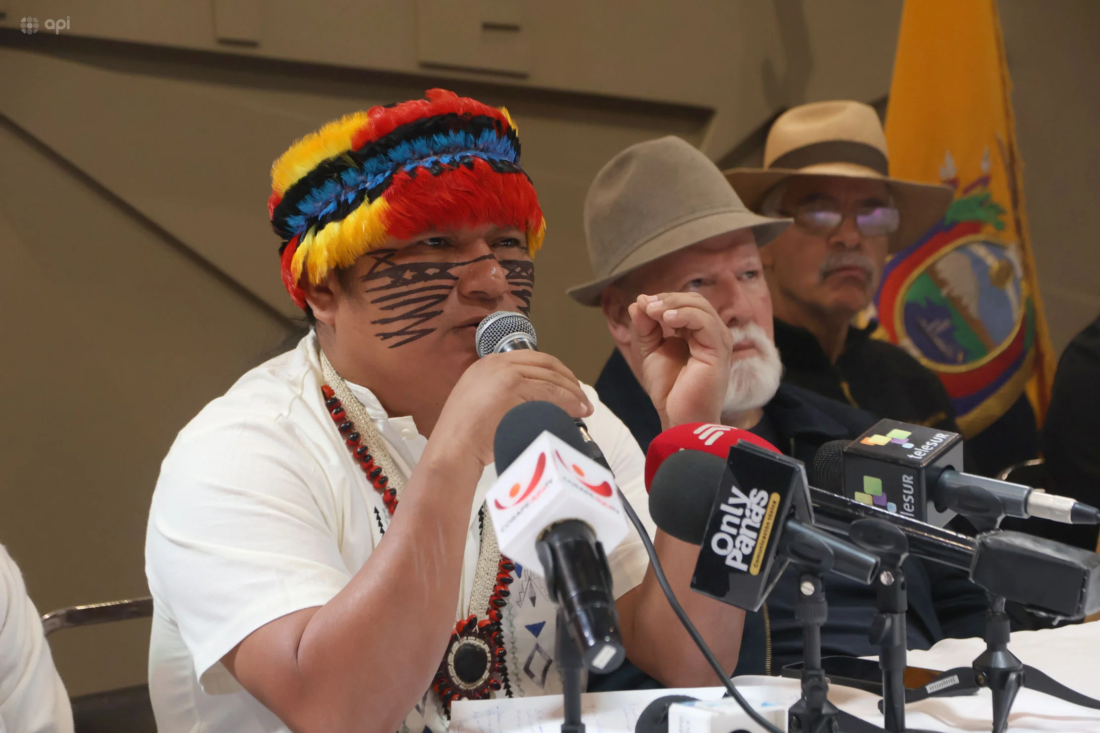 Marlon Vargas, presidente de la Confederación de Nacionalidades Indígenas del Ecuador (Conaie), en rueda de prensa. FOTO: API.