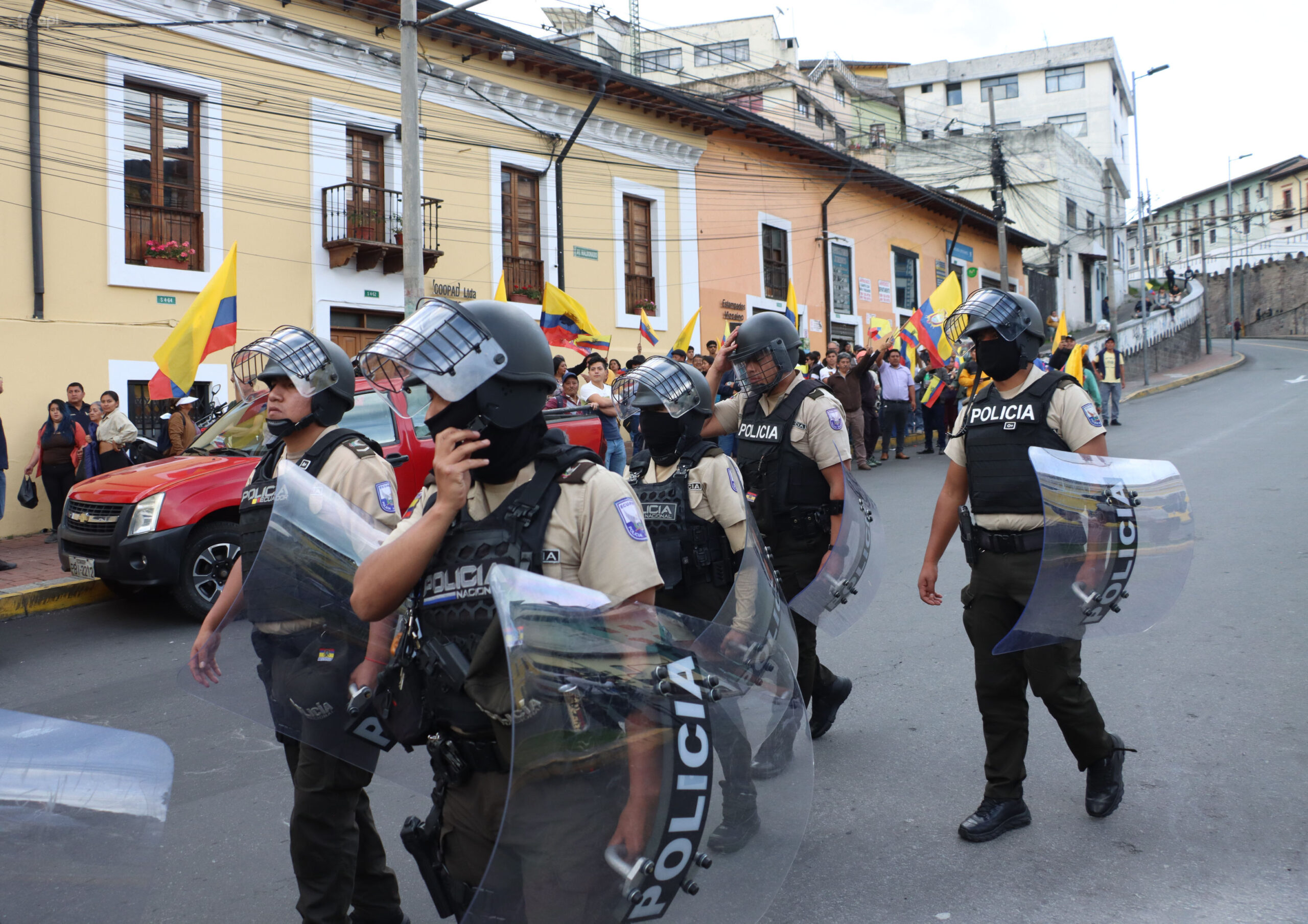 Recuento del día 13 del paro nacional en Ecuador Bloqueos viales persisten en cinco provincias