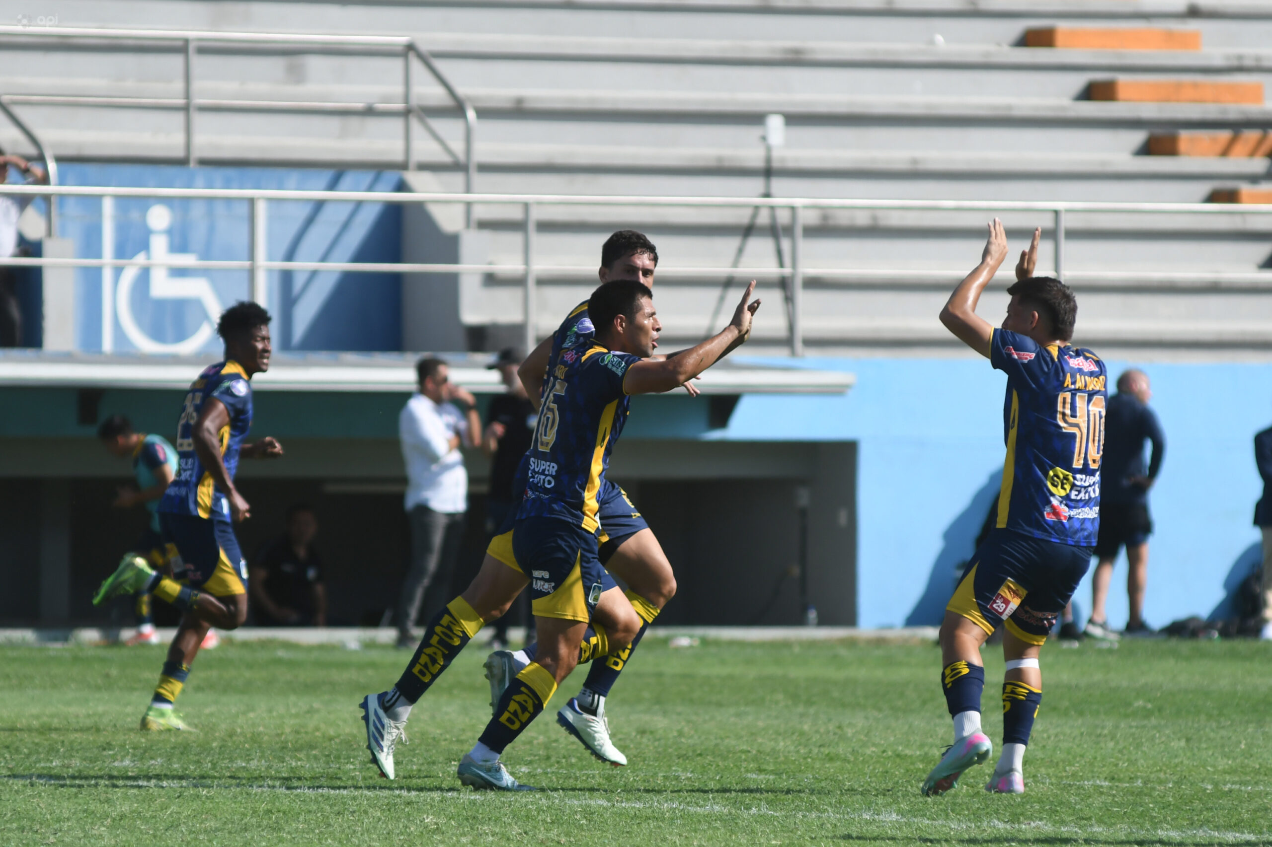 Luis Castro anotó uno de los goles con los que Delfín SC empató 2-2 ante El Nacional. FOTO: API.