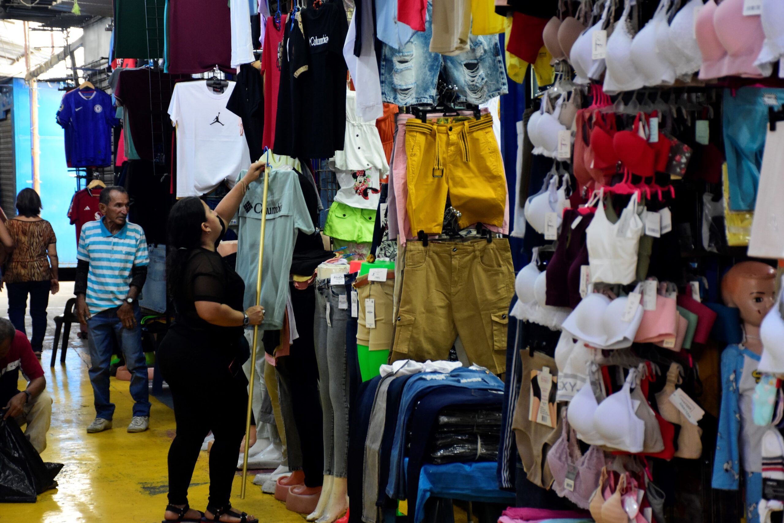 Anuncio gubernamental sobre décimo de noviembre impacta la planificación de comerciantes en Portoviejo